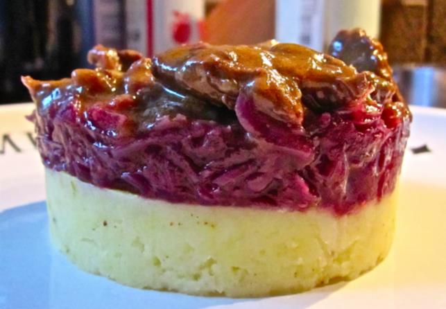 Klassieke kalfsstoofschotel met rode kool